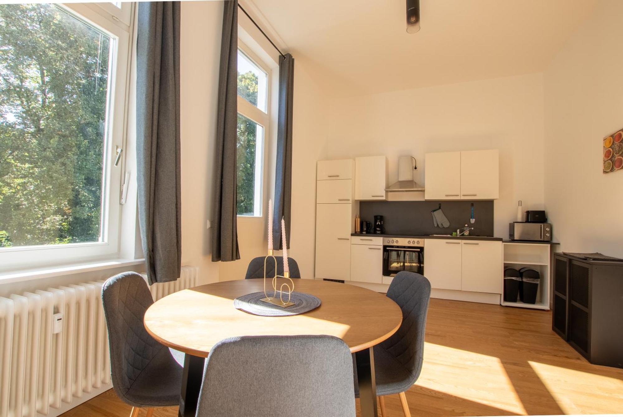 R&m I , Stadtvilla Mit Grossen Balkon, Parkplatz Und Blick Ins Grune Wilhelmshaven