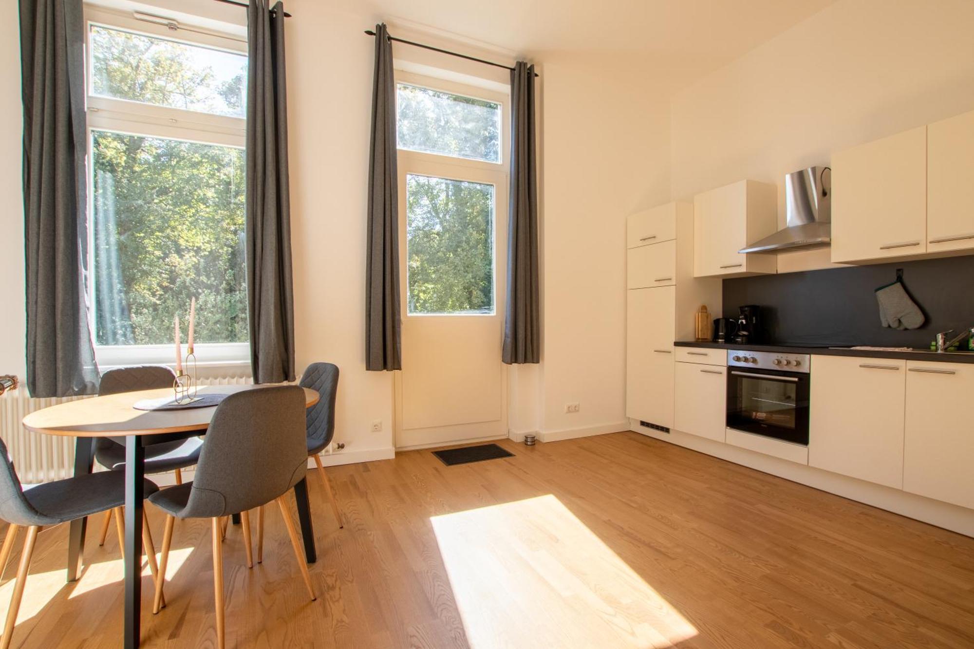 Apartment R&m I , Stadtvilla Mit Grossen Balkon, Parkplatz Und Blick Ins Grune Wilhelmshaven